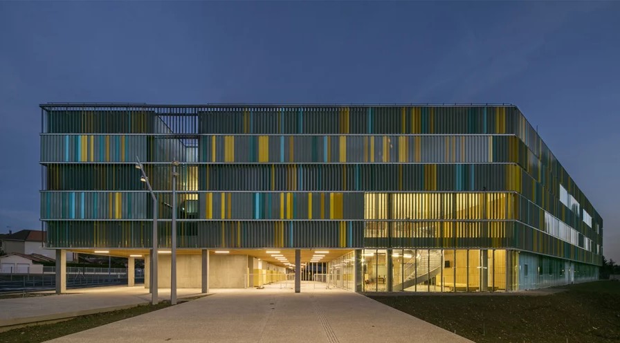 Kinetic Facades: Maximizing Energy Capture Through Dynamic Design